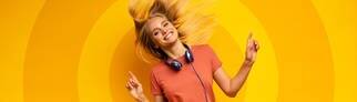 Der SWR3 Nummer-1-Hits-Tag, eine blonde Frau tanzt zu Musik