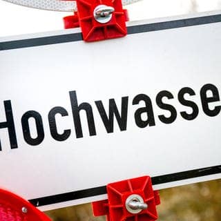 Ein Schild warnt vor dem Hochwasser der Aller im Bereich der Altstadt