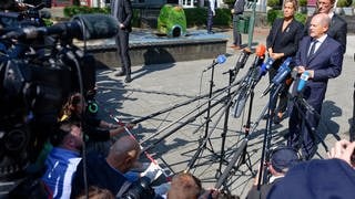 Bundeskanzler Olaf Scholz (SPD, r-l) Hendrik Wüst, Ministerpräsident von Nordrhein-Westfalen, und Mona Neubaur (Grüne), stellvertretende Ministerpräsidentin von Nordrhein-Westfalen, geben nach einem Gespräch mit Einsatzkräften Statements für die Presse ab. Bei einer Messerattacke auf der 650-Jahr-Feier der Stadt Solingen am 23. August hatte es drei Todesopfer und Verletzte gegeben.