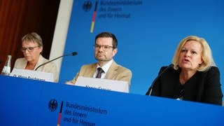 Nancy Faeser (SPD, r), Bundesministerin für Inneres und Heimat, Marco Buschmann (FDP), Bundesminister der Justiz, und Anja Hajduk (Bündnis 90Die Grünen), Staatssekretärin im Bundeswirtschaftsministerium, stellen ein Sicherheitspaket nach der Messerattacke von Solingen vor.