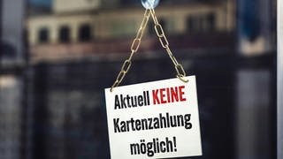 Störung bei Kartenzahlungen Symbolbild, Schild vor einem Geschäft mit der Aufschrift, Aktuell keine Kartenzahlung möglich FOTOMONTAGE