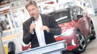 Robert Habeck (Bündnis 90Die Grünen), Bundesminister für Wirtschaft und Klimaschutz, bei einem Rundgang durch die Elektro-Montage des VW-Werkes Emden. Auf einer Reise durch den Nordwesten besucht der Bundeswirtschaftsminister mehrere Unternehmen in Niedersachsen.