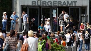 Berlin, Deutschland - Warteschlange vor dem Buergeramt Wedding in der Muellerstrasse