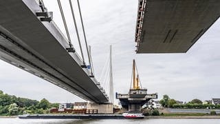 Abbruch der alten A40 Rheinbrücke Neuenkamp, daneben der erste Teil der neuen Autobahnbrücke über den Rhein bei Duisburg, die alten Brücke wird Stück für Stück gabgeschnitten, Lücke beträgt z.Zt. über 100 Meter, nach dem Rückbau entsteht hier der 2 Teil der neuen Brücke, Duisburg, NRW, Deutschland,