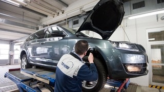 10 April 2019, Lower Saxony, Hannover: An employee from TÜV Nord inspects the shock absorbers of a Skoda Octavia with a TDI diesel engine as part of a HU general inspection. On 11 April 2019, those responsible at TÜV Nord will present the balance sheet report for the past financial year. Photo: Julian Stratenschultedpa