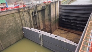 Ein provisorisches Schleusentor dichtet die Schleuse Müden ab, die durch die Kollision mit einem Frachtschiff beschädigt wurde.