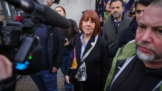 Gisele Pelicot (M) kommt mit ihrem Anwalt (r.) vor dem Gerichtsgebäude in Avignon an. Dort wurde am Vormittag das Urteil gesprochen gegen ihren Ex-Mann und 50 weitere Angeklagte. Ihnen wird vorgeworfen, sie unter Drogen gesetzt und über fast ein Jahrzehnt hinweg mehrere Vergewaltigungen inszeniert zu haben.