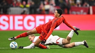 Fußball: Bundesliga, Bayern München - RB Leipzig, 15. Spieltag, Allianz Arena. Münchens Jamal Musiala (vorne) gegen Leipzigs Xaver Schlager. WICHTIGER HINWEIS: Gemäß den Vorgaben der DFL Deutsche Fußball Liga bzw. des DFB Deutscher Fußball-Bund ist es untersagt, in dem Stadion undoder vom Spiel angefertigte Fotoaufnahmen in Form von Sequenzbildern undoder videoähnlichen Fotostrecken zu verwerten bzw. verwerten zu lassen.