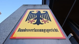 Ein Hinweisschild mit Bundesadler und dem Schriftzug "Bundesverfassungsgericht"