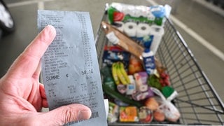 Die Preise im Supermarkt sind für viele Lebensmittel noch immer so hoch, dass fast 40 Prozent der Menschen in Deutschland sagen: Ich schränke mich ein. Ich kaufe inzwischen nicht mehr das, was ich bisher gekauft habe.