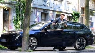 Hauptkommissar Leo Hölzer steigt im Saarbrücker Tatort „Das Ende der Nacht“ am 26.1. aus seinem Auto. Bild zur Tatort-Kritik.