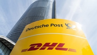 Anfang der Woche gab’s noch gute Neuigkeiten für die Angestellten der Deutschen Post: Es gibt mehr Geld und mehr Urlaub. Heute dann ein großer Schreck für viele Paketzusteller und Briefträgerinnen: Die Post will 8-tausend Stellen streichen.