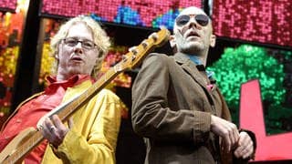 R.E.M.-Bassist Mike Mills und Sänger Michael Stipe bei einem Konzert in der Berliner Waldbühne