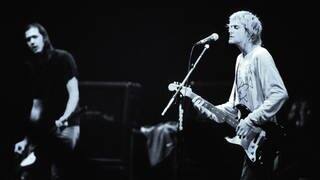 Nirvana-Sänger Kurt Cobain (re.) und Bassist Krist Novoselic während eines Konzerts in Paris