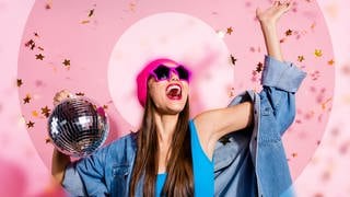 Junge Frau mit Discokugel und Party-Outfit