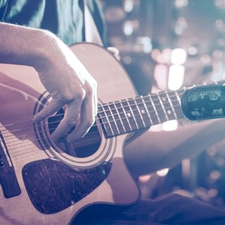 Akustik-Gitarre und Mikrofon