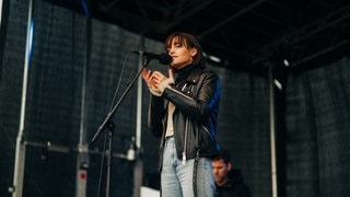 Lotte beim Schulhofkonzert an der Erbeskopf-Realschule plus in Thalfang