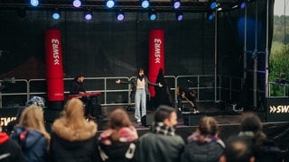 Lotte beim Schulhofkonzert an der Erbeskopf-Realschule plus in Thalfang