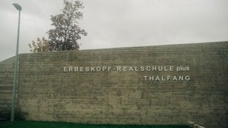 Lotte beim Schulhofkonzert an der Erbeskopf-Realschule plus in Thalfang