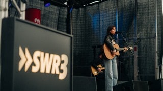 Lotte beim Schulhofkonzert an der Erbeskopf-Realschule plus in Thalfang