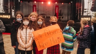 Lotte beim Schulhofkonzert an der Erbeskopf-Realschule plus in Thalfang