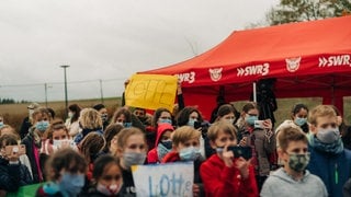 Lotte beim Schulhofkonzert an der Erbeskopf-Realschule plus in Thalfang