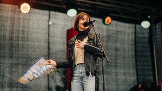 Lotte beim Schulhofkonzert an der Erbeskopf-Realschule plus in Thalfang