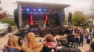 Lotte beim Schulhofkonzert an der Erbeskopf-Realschule plus in Thalfang