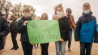 Lotte beim Schulhofkonzert an der Erbeskopf-Realschule plus in Thalfang