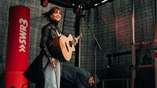 Lotte beim Schulhofkonzert an der Erbeskopf-Realschule plus in Thalfang