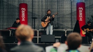 Lotte beim Schulhofkonzert an der Erbeskopf-Realschule plus in Thalfang