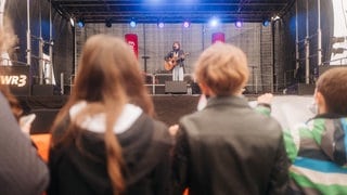 Lotte beim Schulhofkonzert an der Erbeskopf-Realschule plus in Thalfang