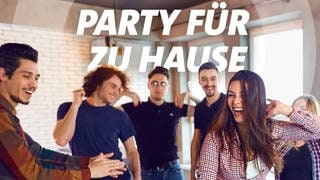 Tanzende Menschen mit dem Schriftzug „Party für Zuhause“