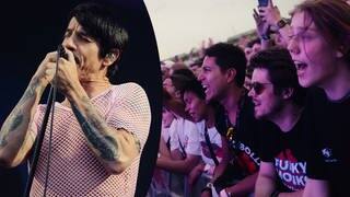 Anthony Kiedis beim Konzert der Red Hot Chili Peppers am 26.6.23 in Mannheim und jubelnde Fans in der ersten Reihe.