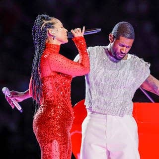 Alicia Keys und Usher singen in der Halbzeit beim Super Bowl