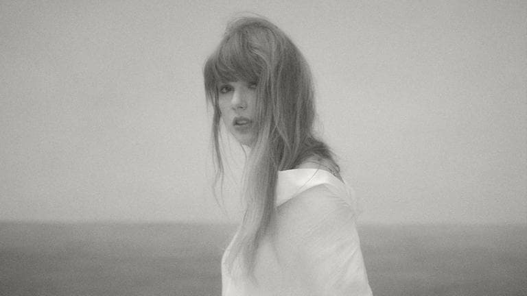 Ein schwaz-weißees Bild von Taylor Swift, die Sängerin hat ihr neues Album THE TORTURED POETS DEPARTMENT veröffentlicht.