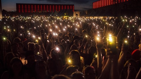 Lichtermeer beim Konzert von Nico Santos beim Würth Open Air 2024 in Künzelsau