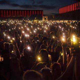 Lichtermeer beim Konzert von Nico Santos beim Würth Open Air 2024 in Künzelsau