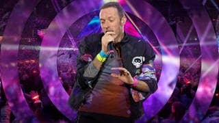 Chris Martin hält ein Mikrofon in der Hand, im Hintergrund ist das Publikum bei einem Coldplay-Konzert, für das ihr mit SWR3 Tickets gewinnen könnt