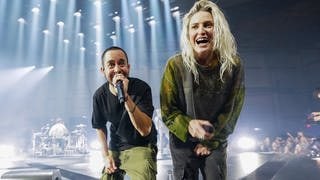 Mike Shinoda (l) und Emily Armstrong von Linkin Park geben ein Konzert. Nach sieben Jahren Pause meldet sich die US-Band Linkin Park zurück - mit einer neuen Frontfrau.