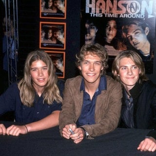  Zac (14), Isaac (19) und Taylor Hanson (17) im Jahr 2000 in New York, ihren Debüthit "MMMBop" hatten sie im Jahr 1997