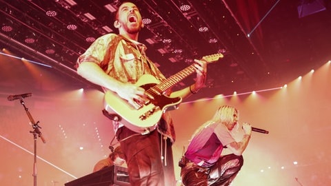 Mike Shinoda (l) und Emily Armstrong (r) von der US-Band Linkin Park bei einem Konzert in der Barclays Aren in hamburg