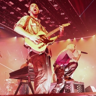 Mike Shinoda (l) und Emily Armstrong (r) von der US-Band Linkin Park bei einem Konzert in der Barclays Aren in hamburg