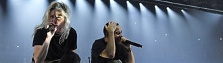 Emily Armstrong (l) und Mike Shinoda (r) von der Band Linkin Park in der O2 Arena in London