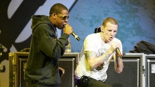 Der Rapper Jay-Z und Linkin-Park-Sänger Chester Bennington 2005 bei einem Konzert in Californien