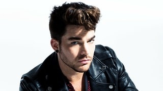 Der Sänger Adam Lambert mit einer schwarzen Lederjacke