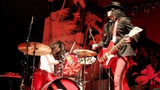 Die Band The White Stripes (Jack White und Meg White) bei einem Auftritt in Mexiko 2005.