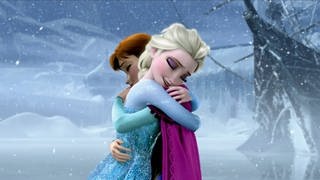 Elsa und Anna umarmen sich (Film: Frozen)