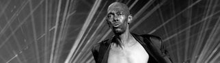 Faithless-Sänger Maxi Jazz auf der Bühne (schwarz-weiß)