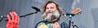 Jack Black bei einem Konzert von Tenacious D - Zusammen mit Kyle Gass hat jack Black jetzt "Baby One More Time" von Britney Spears gecovert